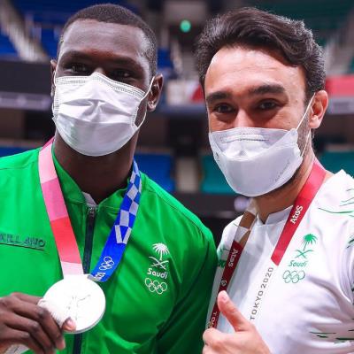 وزير الرياضة السعودي يمنح طارق حامدي مكافأة «الميدالية الذهبية»